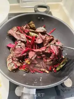 Make Red spinach fried eggs step 3