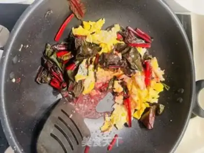 Make Red spinach fried eggs step 6
