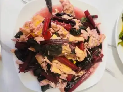 Make Red spinach fried eggs step 8