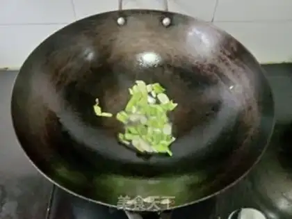 Make Garlic fried eggs step 1