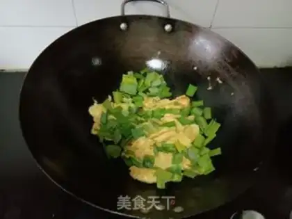 Make Garlic fried eggs step 4