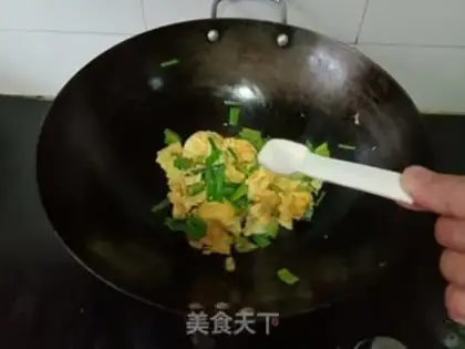Make Garlic fried eggs step 5