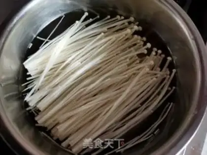 Make Black bean sprouts with golden needle mushrooms step 3