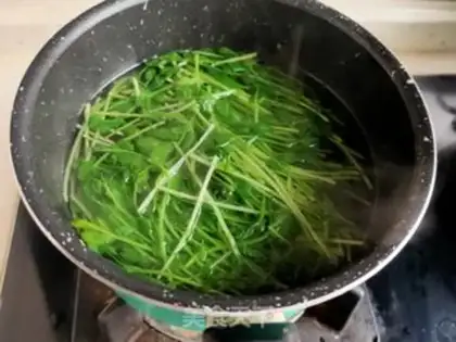 Make Black bean sprouts with golden needle mushrooms step 4