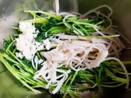 Make Black bean sprouts with golden needle mushrooms step 6