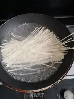 Make Onion noodles step 0