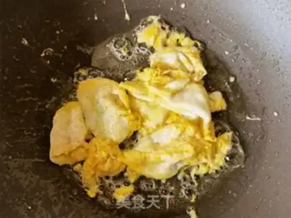 Make Garlic eggs, Tommy powder step 5