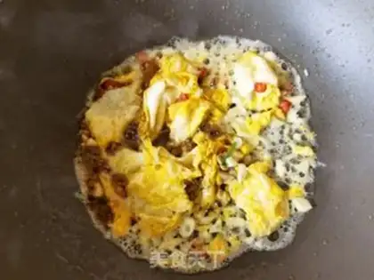 Make Garlic eggs, Tommy powder step 7