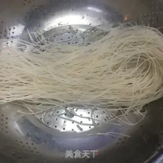 Make Cricket duck and rice powder step 0