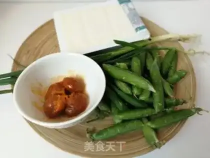 Make Peas with salted eggs and soy sauce step 0
