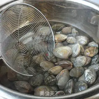 Make Spicy clams step 1