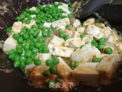 Make Peas with salted eggs and soy sauce step 3