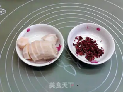 Make Fresh cranberry and banana yogurt shakes step 1