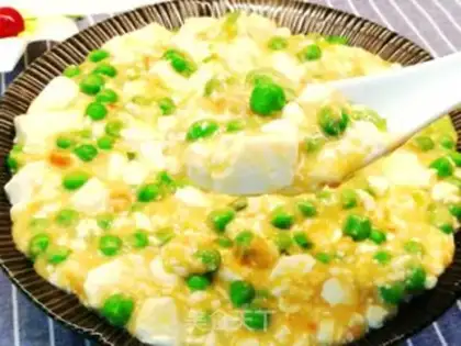Make Peas with salted eggs and soy sauce step 6