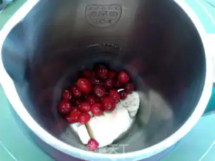 Make Fresh cranberry and banana yogurt shakes step 2