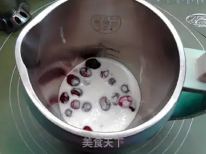 Make Fresh cranberry and banana yogurt shakes step 3