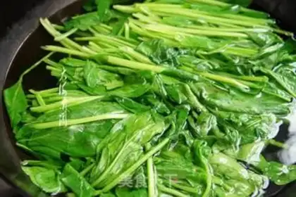 Make Spicy spinach step 1