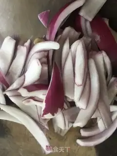 Make Blackwood onion fried sausage step 1