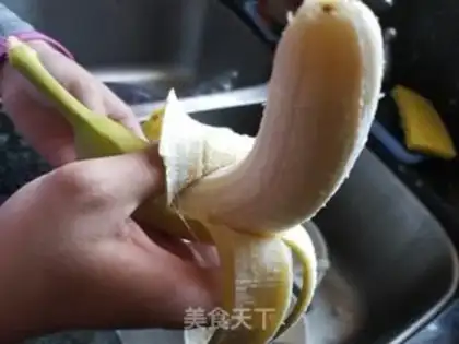Make Butter banana shake step 1