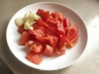 Make Tomato fried eggs step 2