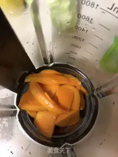 Make Mango milkshake step 1
