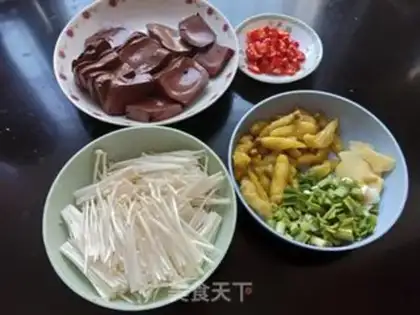 Make Golden mushrooms and pepper pig blood step 0