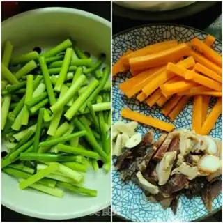 Make The gravy makes garlic carrots step 0