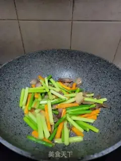 Make The gravy makes garlic carrots step 4