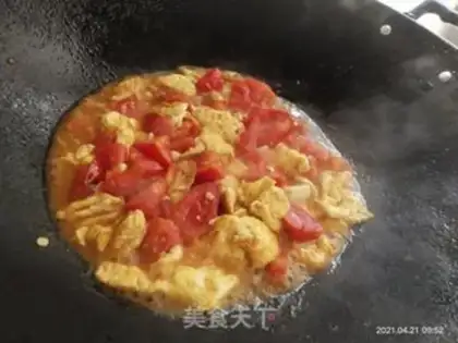 Make Tomato fried eggs step 12