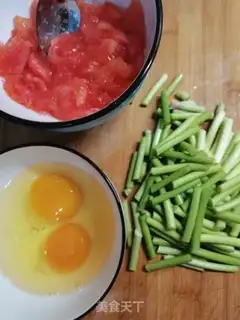 Make Tomato garlic fried eggs step 0
