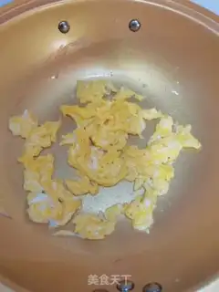 Make Tomato garlic fried eggs step 1