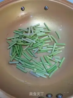 Make Tomato garlic fried eggs step 2