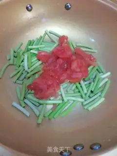 Make Tomato garlic fried eggs step 3