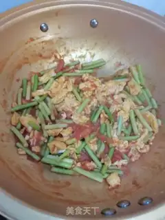 Make Tomato garlic fried eggs step 4