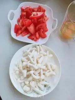 Make White mushroom tomato fried eggs step 1