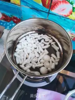 Make White mushroom tomato fried eggs step 2