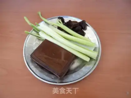 Make Celery fried eggs step 1