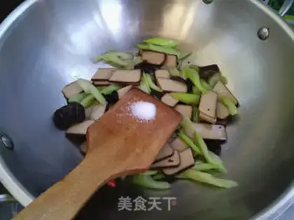 Make Celery fried eggs step 4