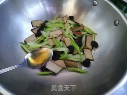 Make Celery fried eggs step 5