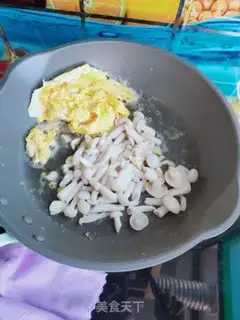 Make White mushroom tomato fried eggs step 7