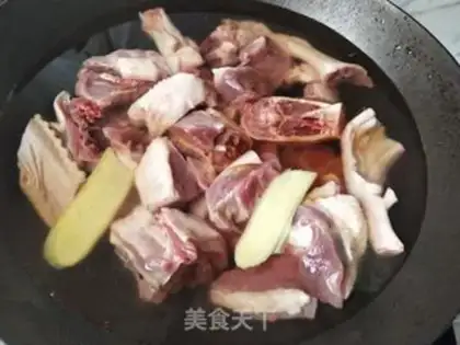 Make Tea mushrooms, duck soup step 1