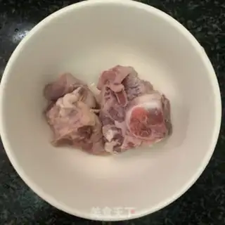 Make Five fingers of peach stewed dragonbone soup step 1