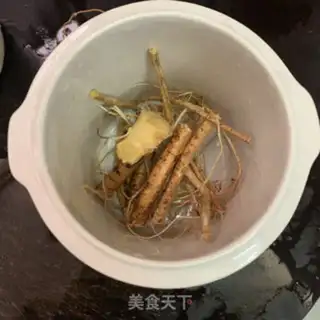 Make Five fingers of peach stewed dragonbone soup step 3