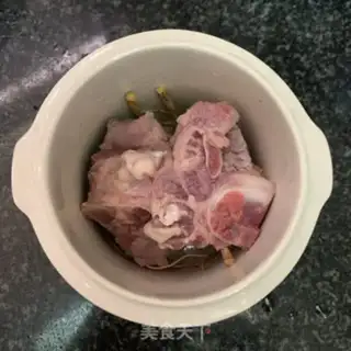 Make Five fingers of peach stewed dragonbone soup step 4