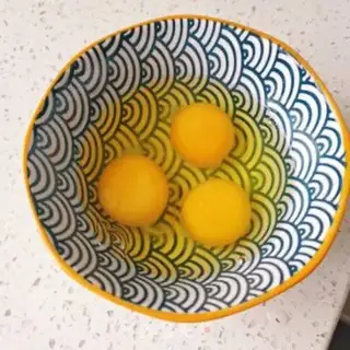 Make Onion fried eggs step 1