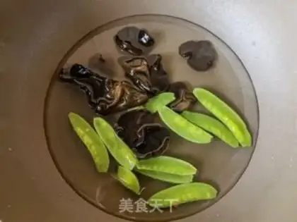 Make Dutch bean ears fried eggs step 2