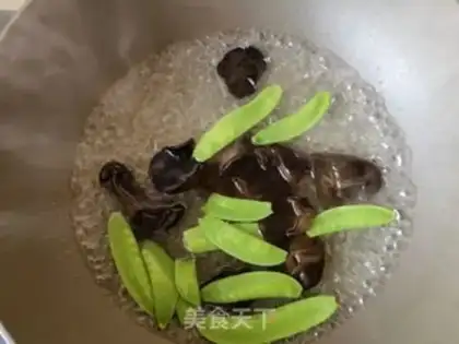 Make Dutch bean ears fried eggs step 3