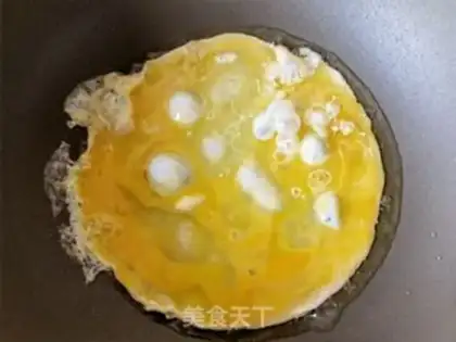 Make Dutch bean ears fried eggs step 5