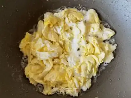 Make Dutch bean ears fried eggs step 6
