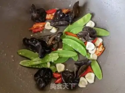Make Dutch bean ears fried eggs step 8